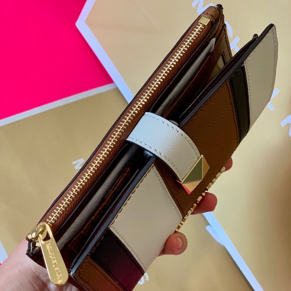 Michael Kors Large Karla Luggage Leather Wallet - Picture 4 of 8